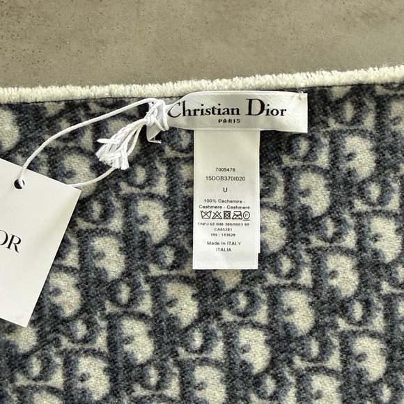 DIOR OBLIQUE REVERSIBLE
PONCHO - Picture 7 of 9